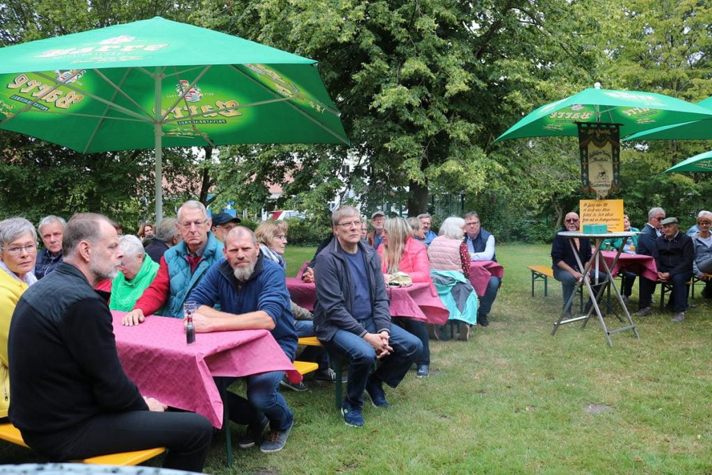 Das Vereinsbanner stand im Mittelpunkt.