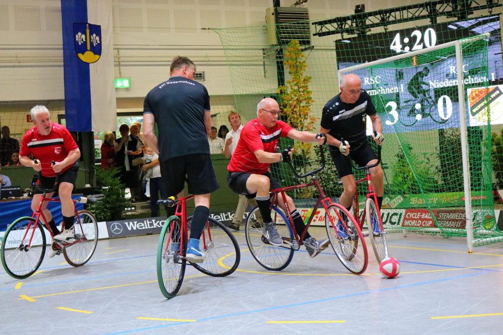 Reinhold Struckmann (2. v. r.) geht in seine 51zigste Saison als Radballer.