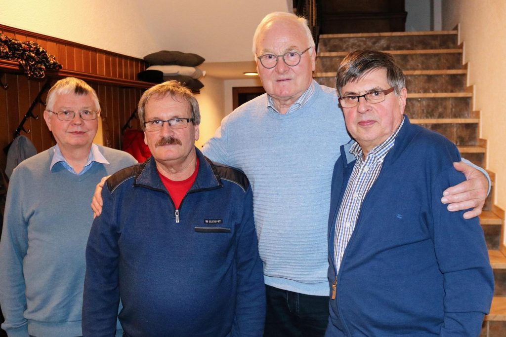 Die besten Kartenspieler: Manfred Lahrmann (v.r.), Hartwig Wuttke, Erwin Heuermann und Turnierleiter Reinhard Hegerfeld.